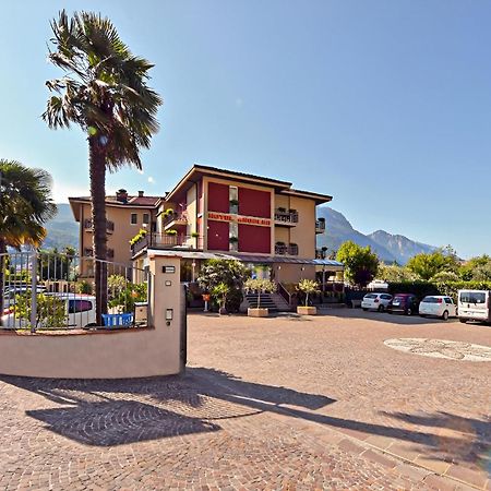 Hotel Angelini Torbole Sul Garda Buitenkant foto